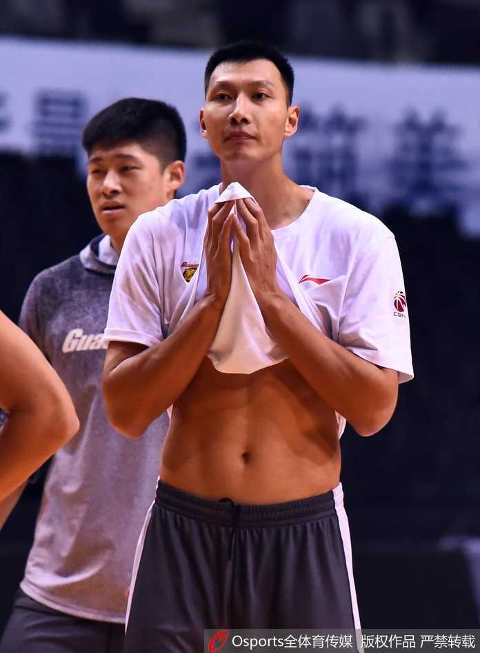 易建联赛前训练展现完美身材 核心力量铸就宏远支柱 易建联在训练中赤裸上身,清晰的腹肌和人鱼线彰显着CBA顶级球员的自律与苦练