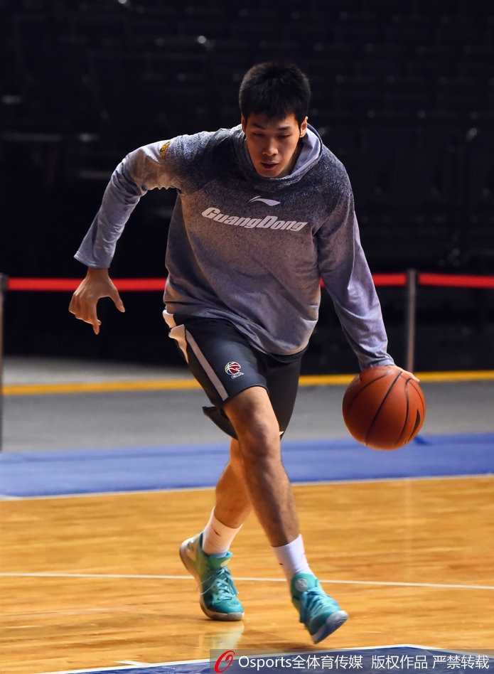 易建联赛前训练展现完美身材 核心力量铸就宏远支柱 宏远核心易建联在赛前热身中撩起球衣,露出雕塑般的肌肉线条,神情专注而轻松