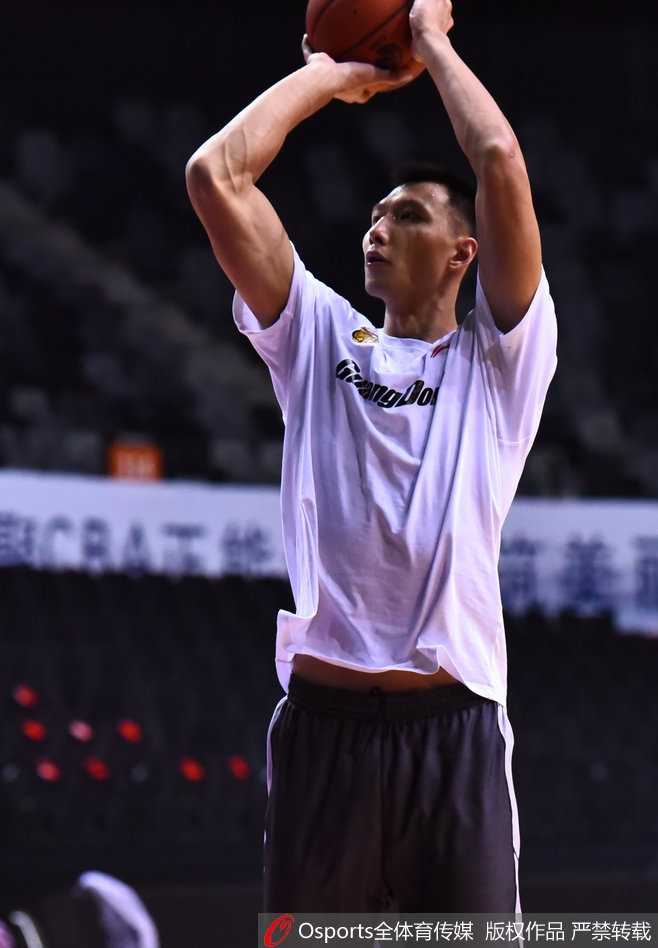 易建联赛前训练展现完美身材 核心力量铸就宏远支柱 阿联在进行持球训练,虽然只是赛前热身,但他眼神专注,每一个动作都力求标准到位