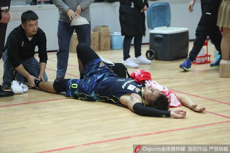 易建联超级两双统治赛场,广东客场惊魂三分险胜青岛 青岛外援兰佩顶防易建联,两人肌肉碰撞火花四溅,兰佩此役砍下大号两双