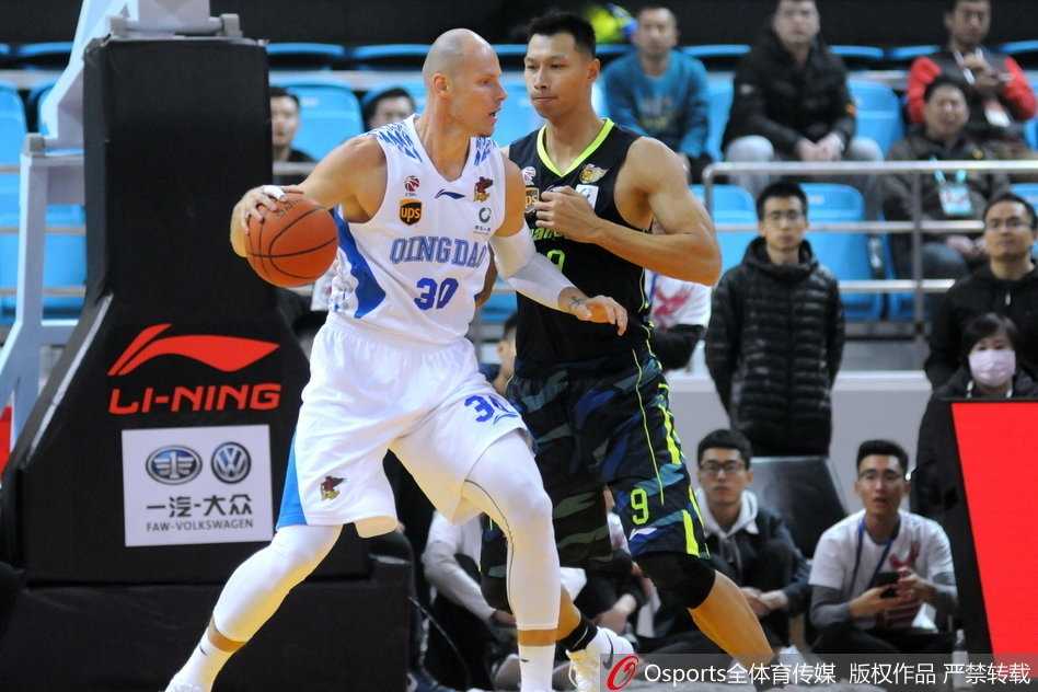 易建联与宗赞在卡位中发生小摩擦，两人手臂纠缠互不相让，对抗十分激烈