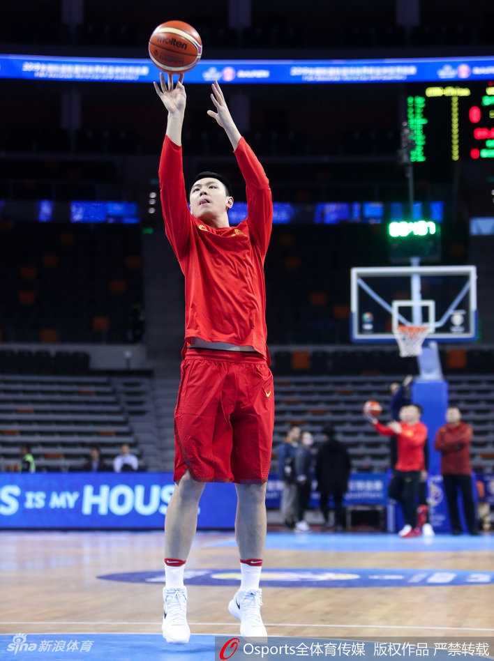 易建联领军中国男篮蓝队 东莞寒夜苦练静候新西兰 李根在热身中展示强壮的上肢力量,他的背身单打将是蓝队撕开对手防线的利器。