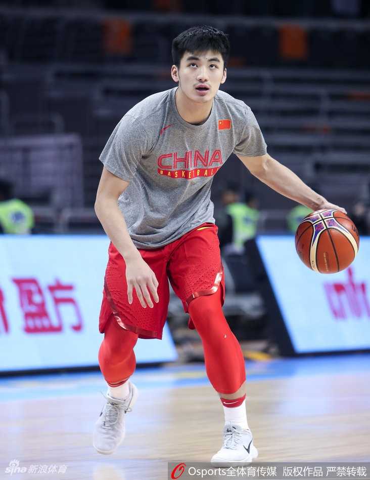 易建联领军中国男篮蓝队 东莞寒夜苦练静候新西兰 主帅杜锋在训练场边双手抱胸,神情严肃地指挥着场上的战术跑位。