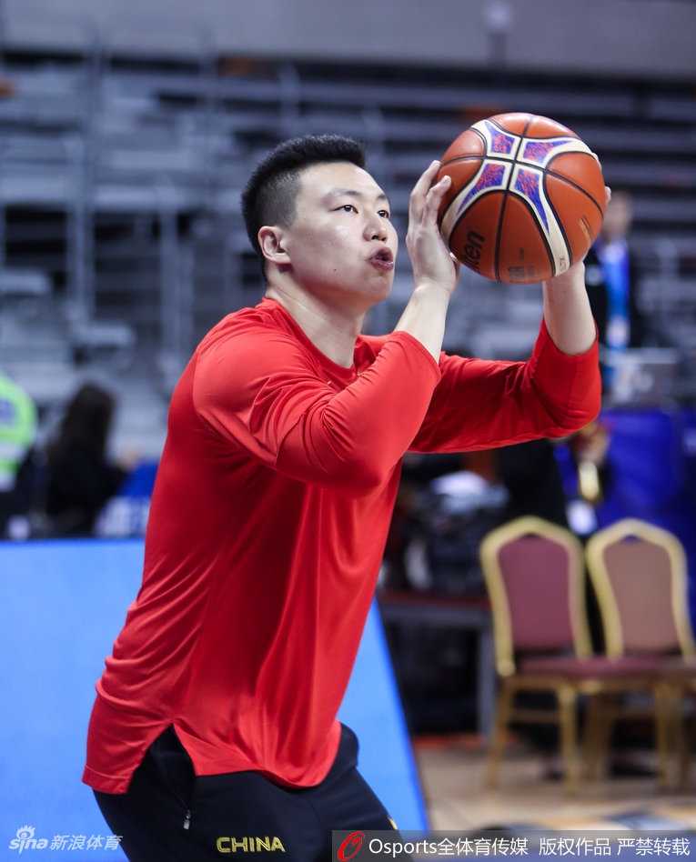 易建联领军中国男篮蓝队 东莞寒夜苦练静候新西兰 周鹏在底角稳稳出手三分,作为队长他的每一次得分都为球队注入强心剂。