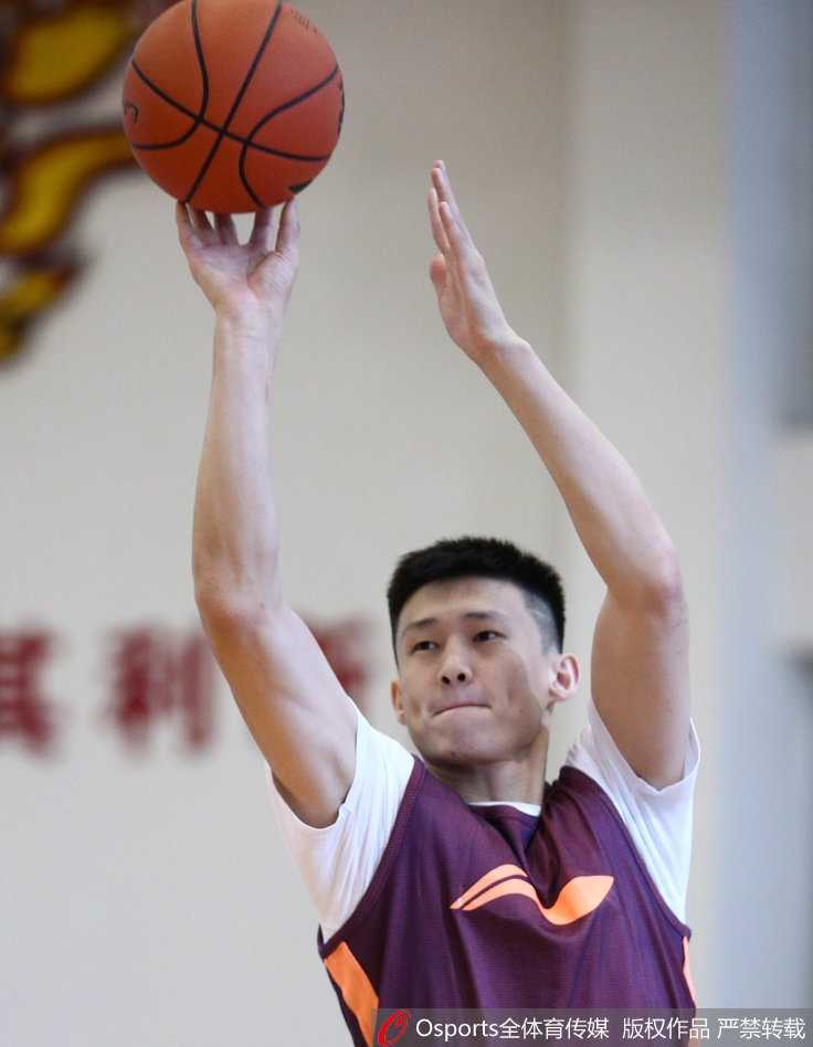 训练间隙，易建联与队友周鹏交流战术心得，两人神情严肃，作为老将他们承担着引领球队的重任。