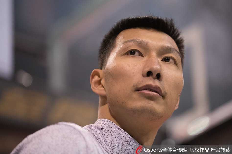 广东队年轻后卫线球员正在练习三分投射，篮球在空中划过优美弧线，训练氛围专注而热烈。