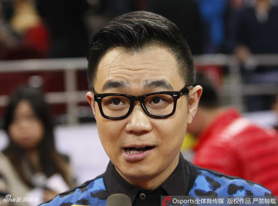 演员邓超现身CBA全明星赛场，他表情专注地为球员的精彩表现鼓掌，眼神中透露出资深球迷的热情与投入。