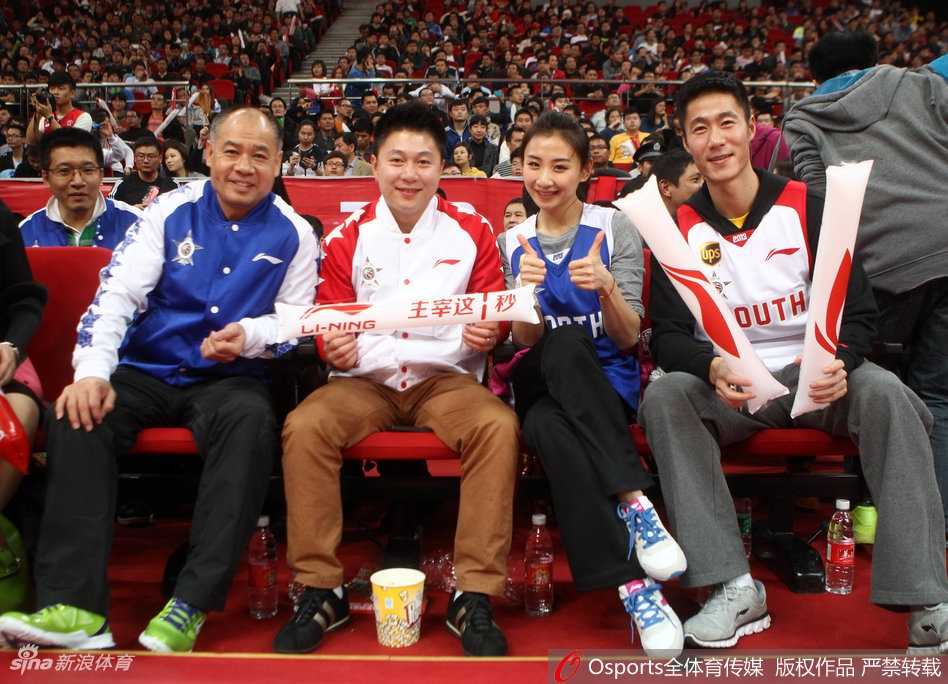 孙悦妻子陈露身着时尚的皮裤和孙悦的全明星战袍现身看台，她优雅知性的气质与出众的穿搭让她成为场边瞩目的焦点。