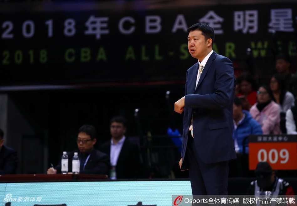 广厦队的赵岩昊在三分线外从容出手，篮球在空中划出一道美丽的弧线，直钻网心，重现“赵库里”的风采。