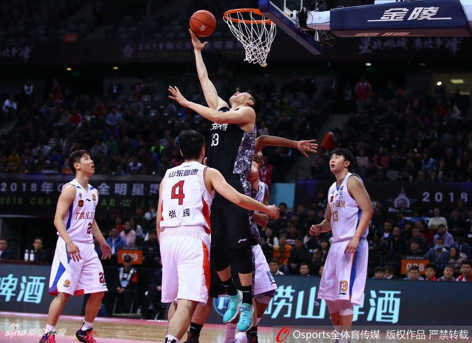 山东队的内线新星朱荣振面对北大的多人包夹，高高跃起，用指尖将球轻轻拨向篮筐，展现了他柔和的手感和身高优势。