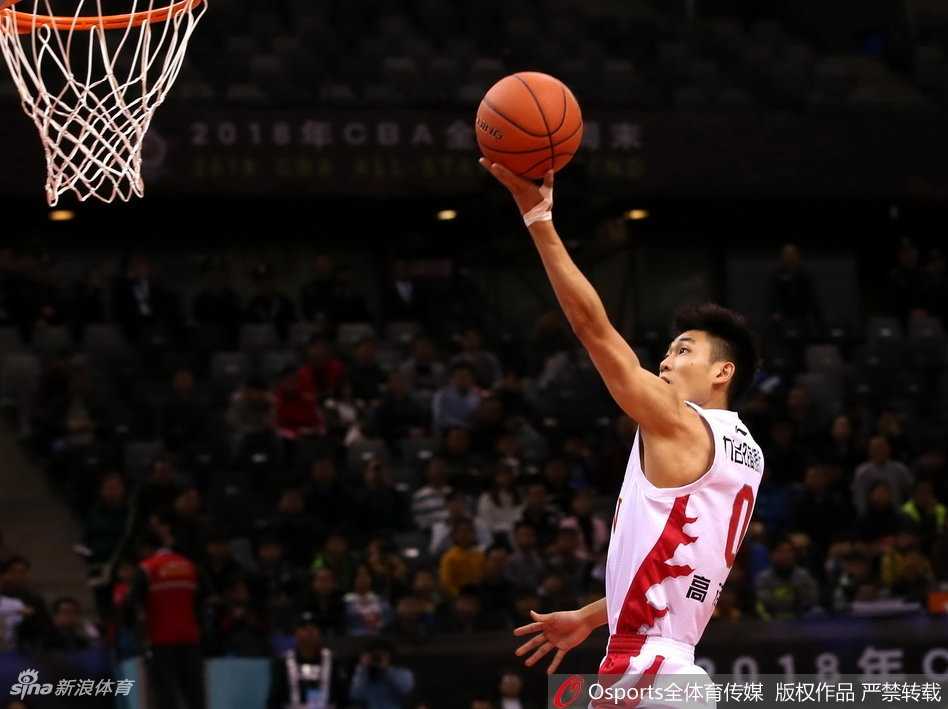 山东队球员张辉高高跃起，在空中滑翔后单手将球劈入篮筐，整个动作舒展而充满力量，引爆了替补席的激情。