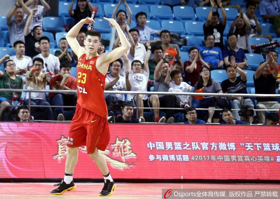 翟晓川在快攻中如同出鞘的利剑，高高跃起面对伊朗防守球员，以一记势大力沉的单手劈扣宣示着中国男篮反攻的号角。