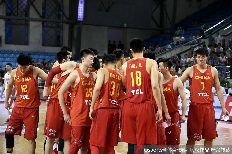 赛前热身时，中国男篮红队的小伙子们围成一圈，相互鼓劲，眼神中透露出誓要在主场拿下这场复仇之战的坚定与渴望。