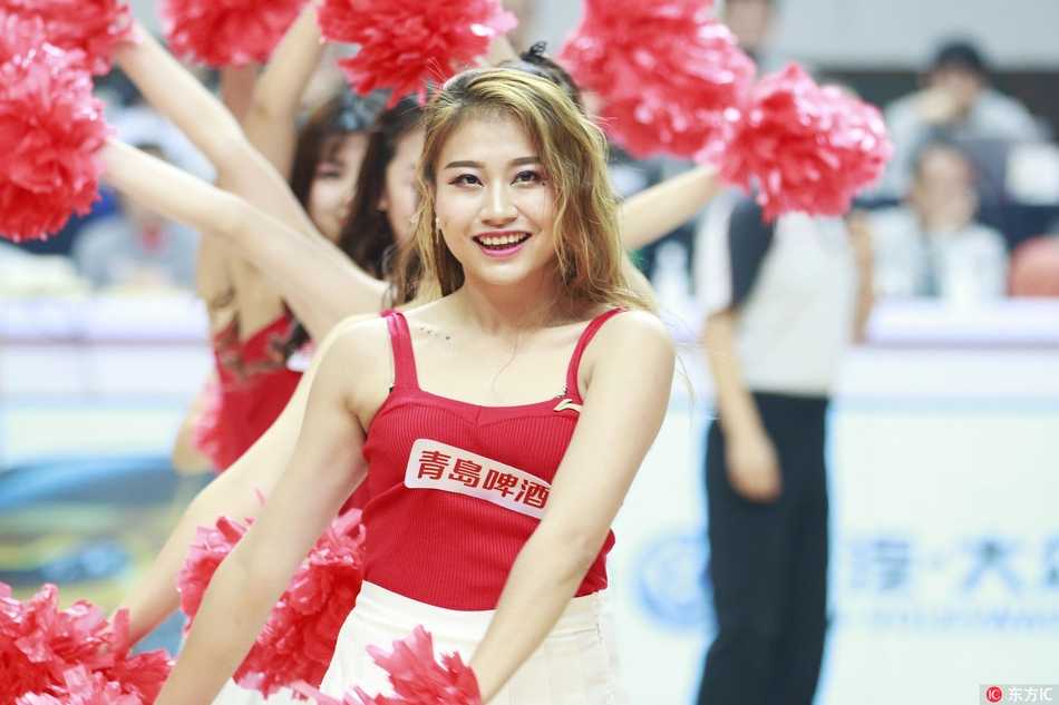 晋江之夜激情绽放,篮球宝贝热舞点燃福建主场 镜头拉近,这位扎着高马尾的啦啦队员眼神专注而明亮,手中的花球仿佛也被她的激情点燃,每一个动作都充满了力与美的张力