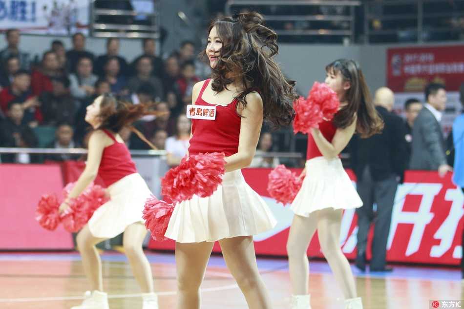 晋江之夜激情绽放,篮球宝贝热舞点燃福建主场 福建啦啦宝贝们在球场上跃动,橙色短裙似火焰翻飞,她们高举手臂,脸上洋溢着灿烂笑容,瞬间点燃了主场观众的热情