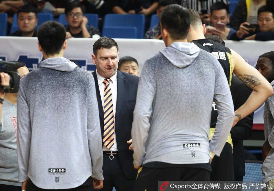 晋江惊现三分雨,福建浔兴主场掀翻山东高速 本场获胜功臣赵泰隆出手三分球后,手臂高高扬起,眼神紧紧追随那在空中划出完美弧线的篮球,这一刻,他眼中只有篮筐,心中只有胜利。