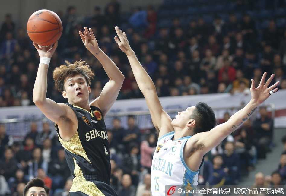 晋江惊现三分雨,福建浔兴主场掀翻山东高速 尽管丁彦雨航在本场遭遇了顽强阻击,但他依然在一次次激烈的身体对抗中强硬上篮,即使摔倒,眼神也从未离开过空中的篮球,展现了MVP的斗志。