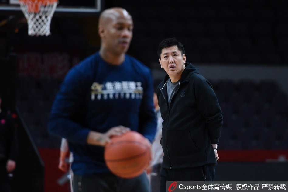 马布里在教练组旁边听战术布置，双手叉腰神情严肃，他的存在让北控队在关键时刻有了最可靠的定海神针