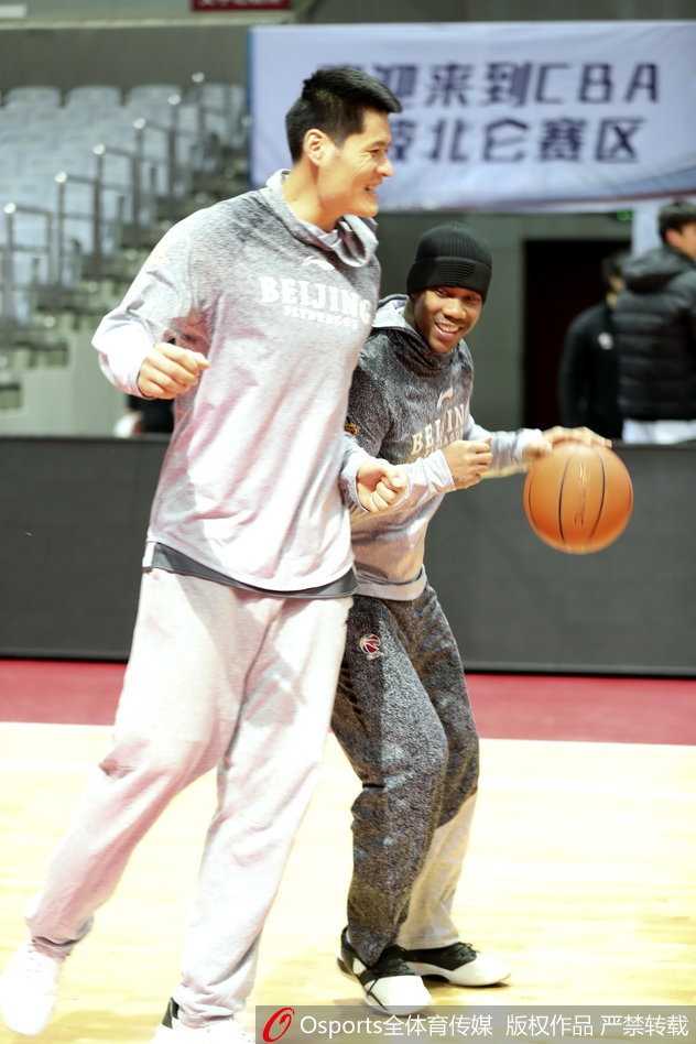 最后一舞前的轻松时刻:马布里备战生涯倒计时,萌趣表情定格传奇瞬间 马布里在训练中双手抱球,眉头微蹙,随即又露出顽皮笑容,仿佛在与年轻的队友们分享只有篮球人才能懂的乐趣。