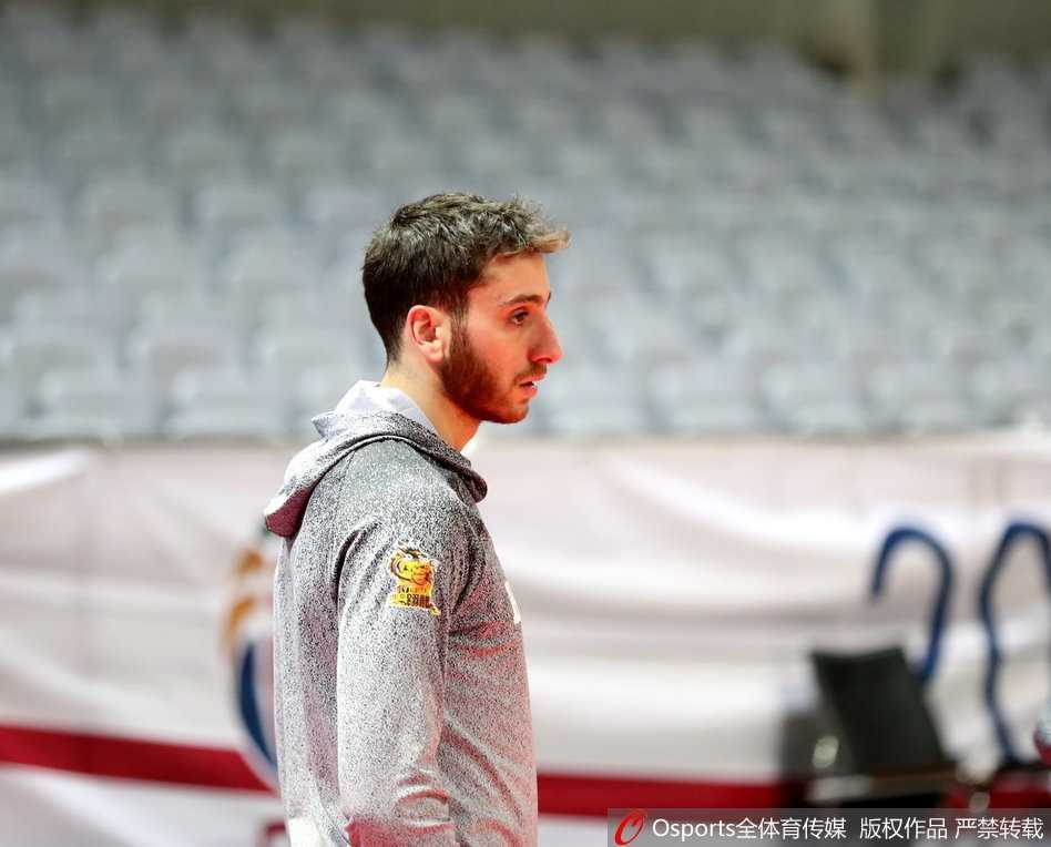 最后一舞前的轻松时刻:马布里备战生涯倒计时,萌趣表情定格传奇瞬间 训练结束后,马布里席地而坐,与队友谈笑风生,夕阳透过窗户洒在他身上,勾勒出一幅宁静而温暖的告别画面。