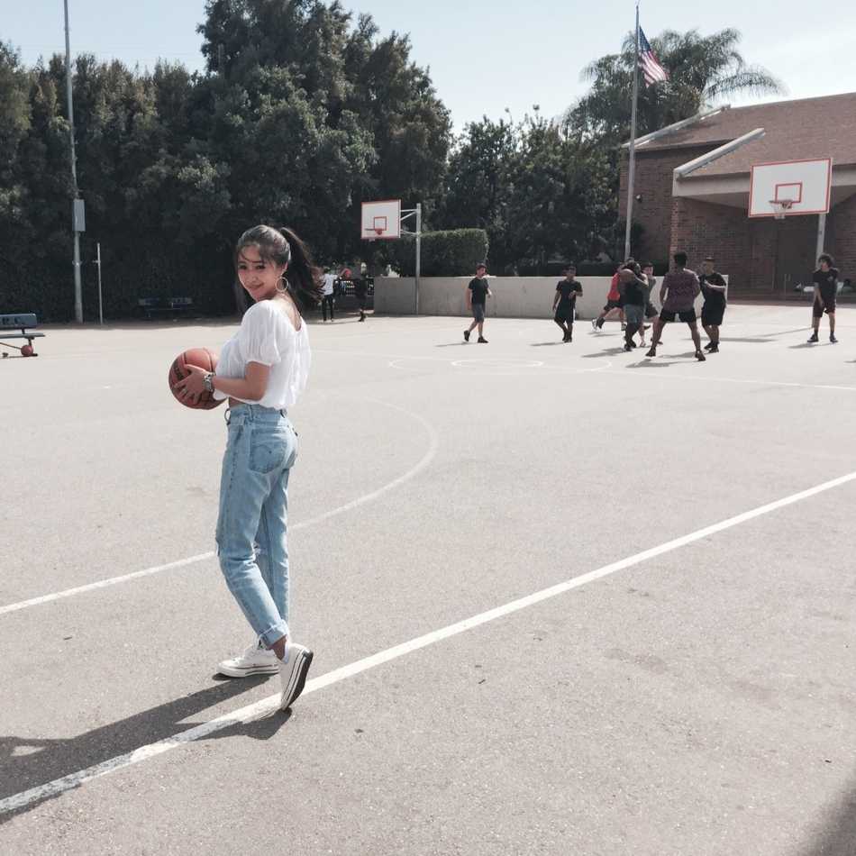 周玲安身穿亮片短裙搭配牛仔外套，时尚感爆棚，修长美腿十分吸睛，展现出她驾驭不同风格的强大气场，既有明星范儿又不失亲和。