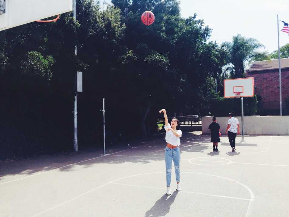 周玲安身穿白色一字肩上衣，秀出迷人锁骨和香肩，笑容甜美动人，在室内柔光下更显温婉大气，凸显其精致的五官和出众的颜值。