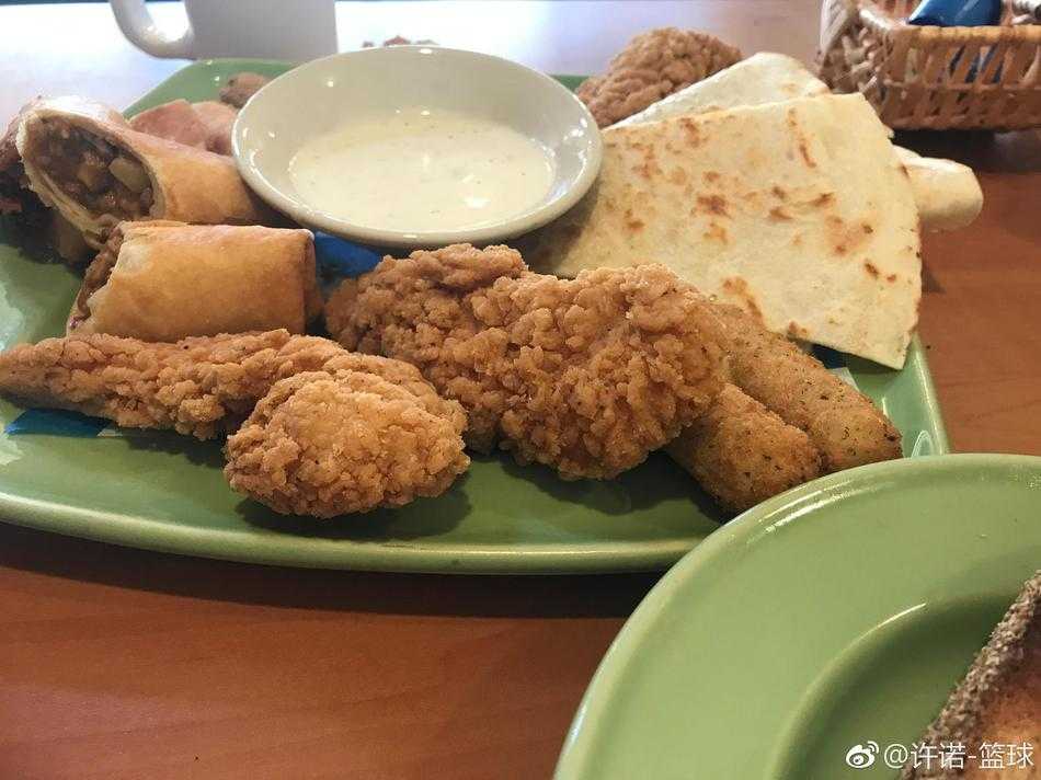 许诺侧身而立，一双笔直修长的美腿在紧身裤衬托下更显惊艳，身材高挑极具超模风范