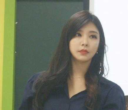 黑板上出现了一幅生动的粉笔画，画中人戴着眼镜，神态惟妙惟肖，同学们纷纷转头寻找那个没来的同学