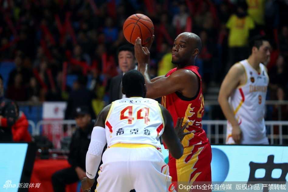 吉林队韦弗面对防守急停跳投，皮球在空中划过一道弧线，眼神紧盯篮筐