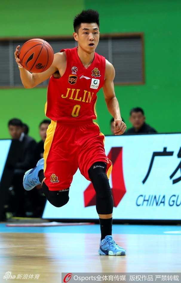 吉林队外援兰德里背身单打同曦内线，利用强壮的身体顶开防守后勾手投篮