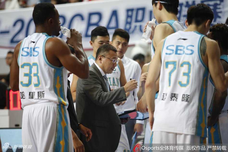 同曦外援巴赫拉米如尖刀般撕裂防线，以一记势大力沉的双手灌筐点燃客场替补席