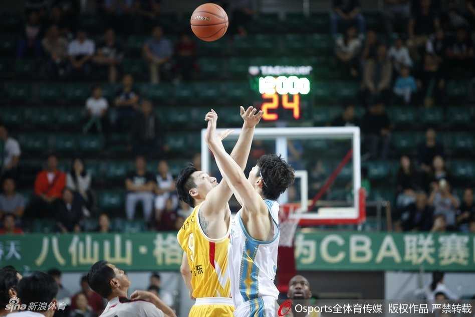 福建核心王哲林内线背身单打，他用梦幻脚步晃开防守后勾手投篮，眼神中透露出对胜利的无限渴望