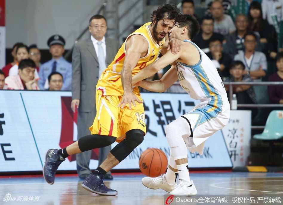 福建主帅范斌在场边焦急指挥，肢体语言丰富，试图通过呐喊唤醒场上队员低迷的士气