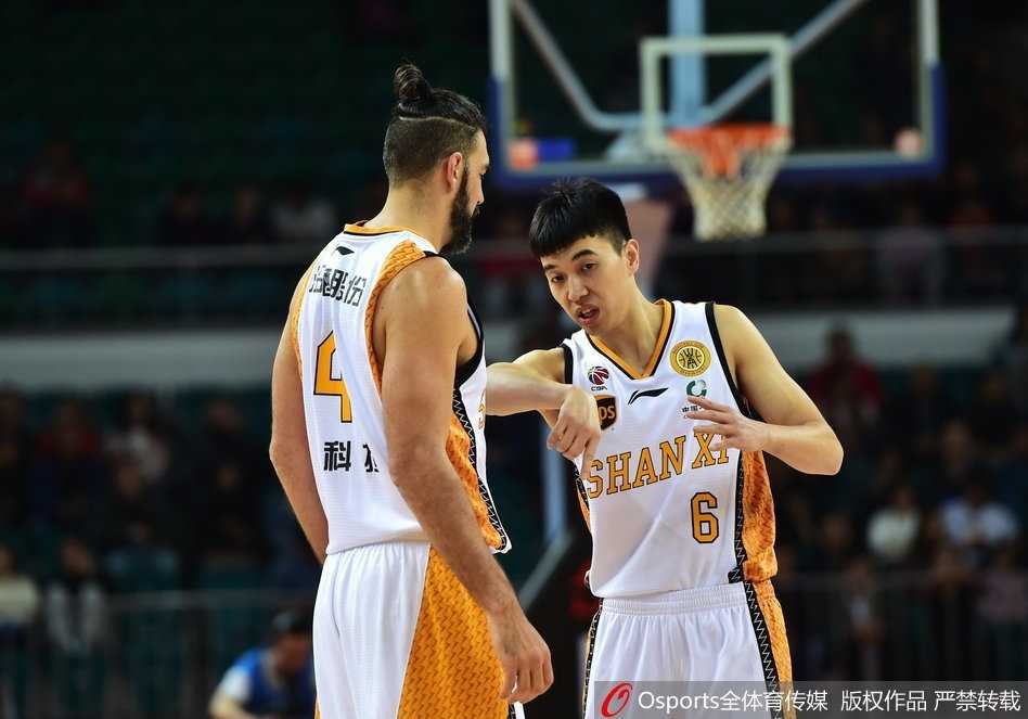 马布里运球组织进攻，眼神坚定，面对旧主山西队他从容指挥队友跑位，尽显领袖风范。