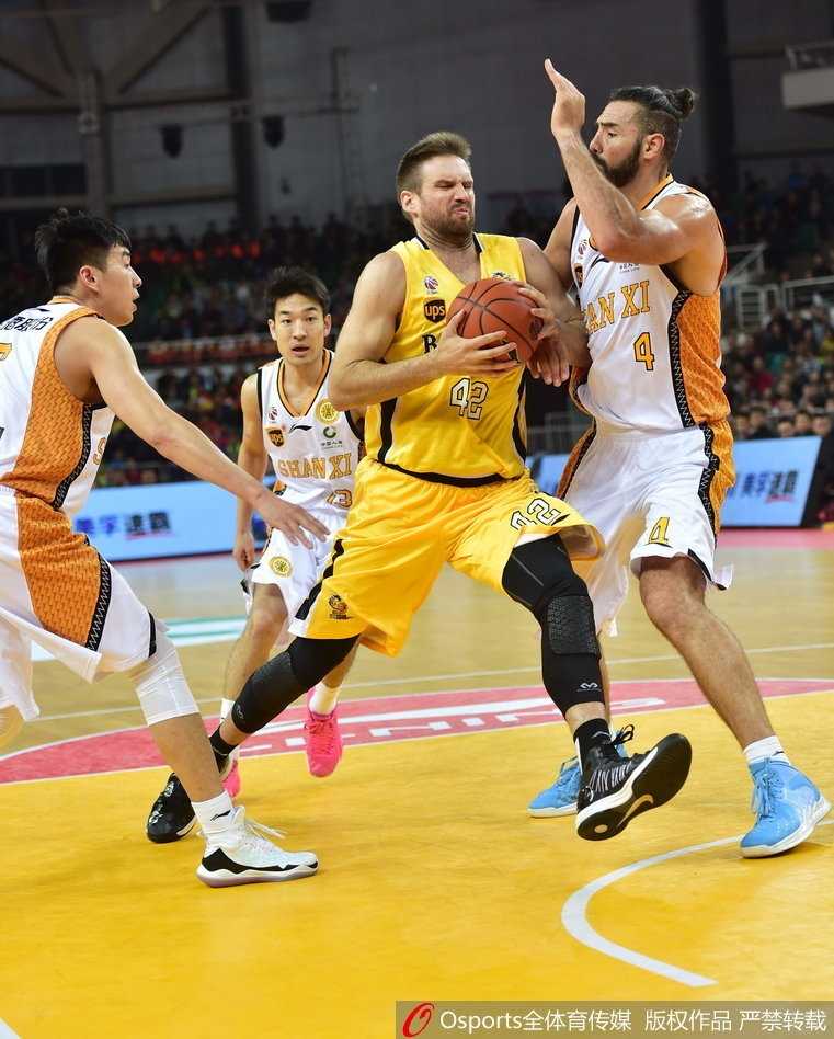 山西主帅在场边焦急指挥，手势夸张，眼神中透露出对球队末节突然崩盘的不解与失望。