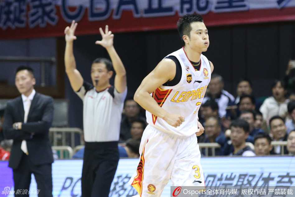 孟铎在三分线外高高跃起，出手瞬间全场屏息，皮球划出完美弧线直钻网心