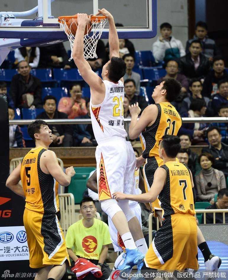 帕戈在人群中轻舒猿臂，一记精准抛投划破防守，篮球空心入网瞬间被捕捉