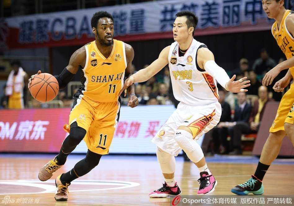 曾令旭持球加速瞬间过掉防守，轻盈挑篮得分，动作舒展如行云流水