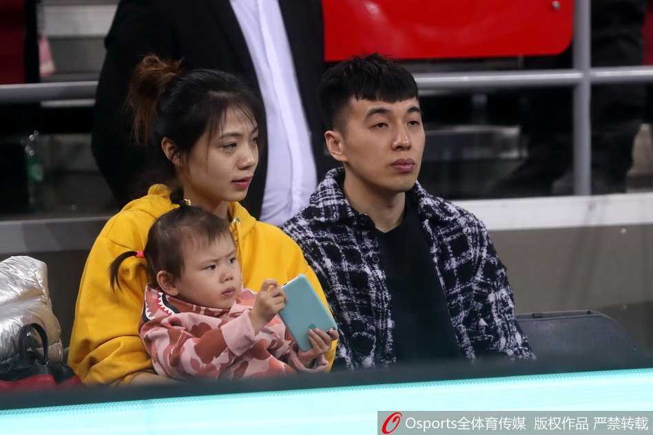 曾令旭目光如炬，紧盯场上局势，周围球迷的喧嚣似乎与他隔绝，他沉浸在对比赛的思考中。