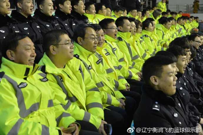 看台上本溪公安干警们拉起巨大的横幅，上面写着“本溪公安为辽宁本钢队加油”，他们高举手臂为球队呐喊助威，场面十分振奋人心
