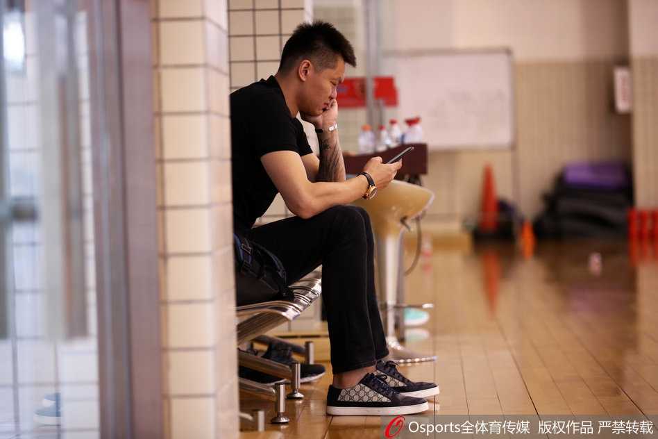 训练场上，朱芳雨手痒难耐，拿起篮球进行了一次标志性的跳投，虽然已是总经理，但那投篮手型依旧标准，仿佛在向年轻球员们无声地授课。