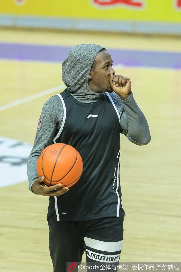 老将林志杰在训练中闲庭信步，丰富的经验和关键时刻的大心脏，让他成为年轻队员最信赖的港湾。