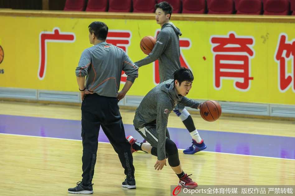 助理教练李晓勇认真观察训练，他作为辽宁篮球的传奇，正在辅助李春江打造这支全新的冠军之师。