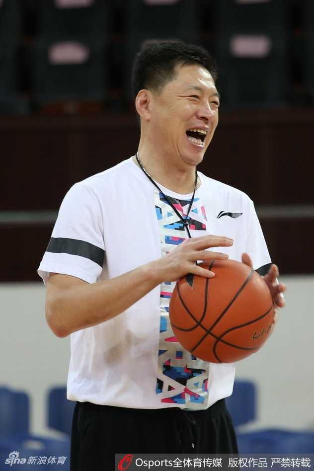 老将林志杰在进行投篮热身，他手中的篮球仿佛有了生命。即便已经36岁，这位宝岛野兽依然是广厦队在最关键时刻最值得信赖的冷血杀手。