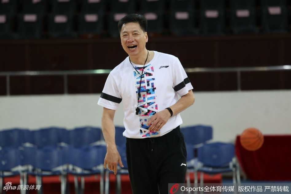 训练结束后，李春江亲自为队员进行技术示范，纠正动作细节。场边的篮球静静摆放，仿佛也在聆听这位冠军教头的战术教诲，见证着广厦队向更高舞台迈进的每一步。