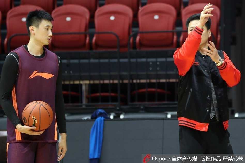 林志杰老而弥坚，在防守端张开双臂，全力干扰对手传球