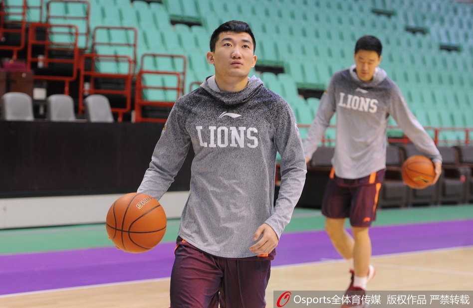 训练场上，广厦队员们正进行折返跑，挥汗如雨，专注地完成每一个战术跑位，充满青春的朝气与活力。