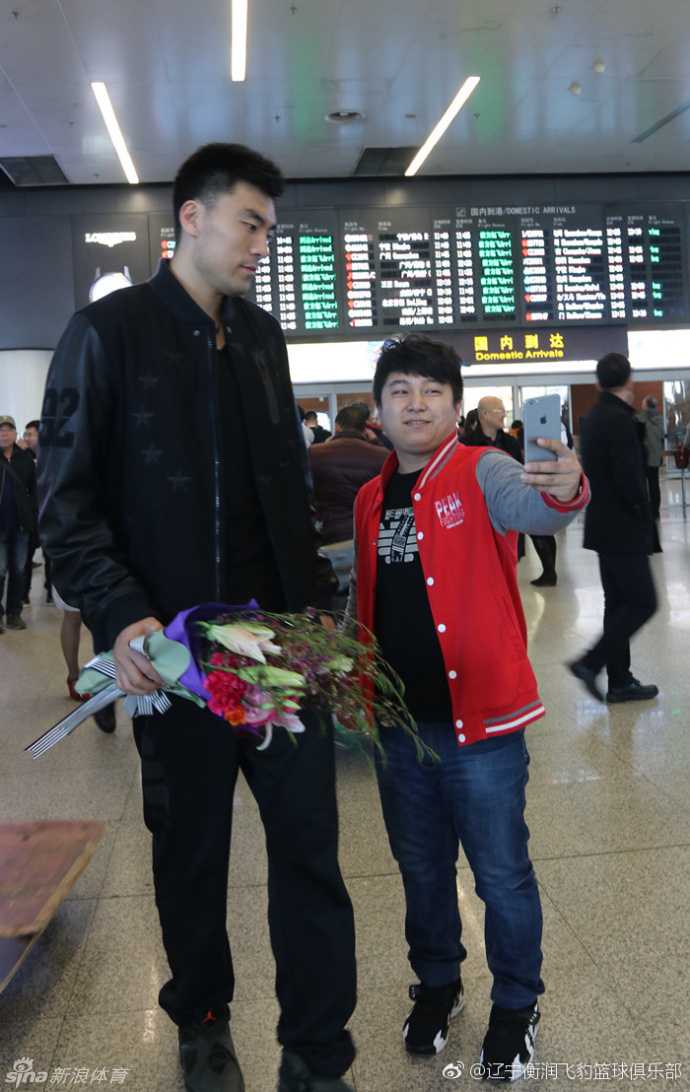 李晓旭伤愈归来半决赛只能场边助威,队友盼其满血复活 全运会赛场上,重新披挂上阵的李晓旭高高跃起,在对手头顶抢下关键篮板球,这一刻他等待了太久,脸上的表情写满了坚毅和渴望。