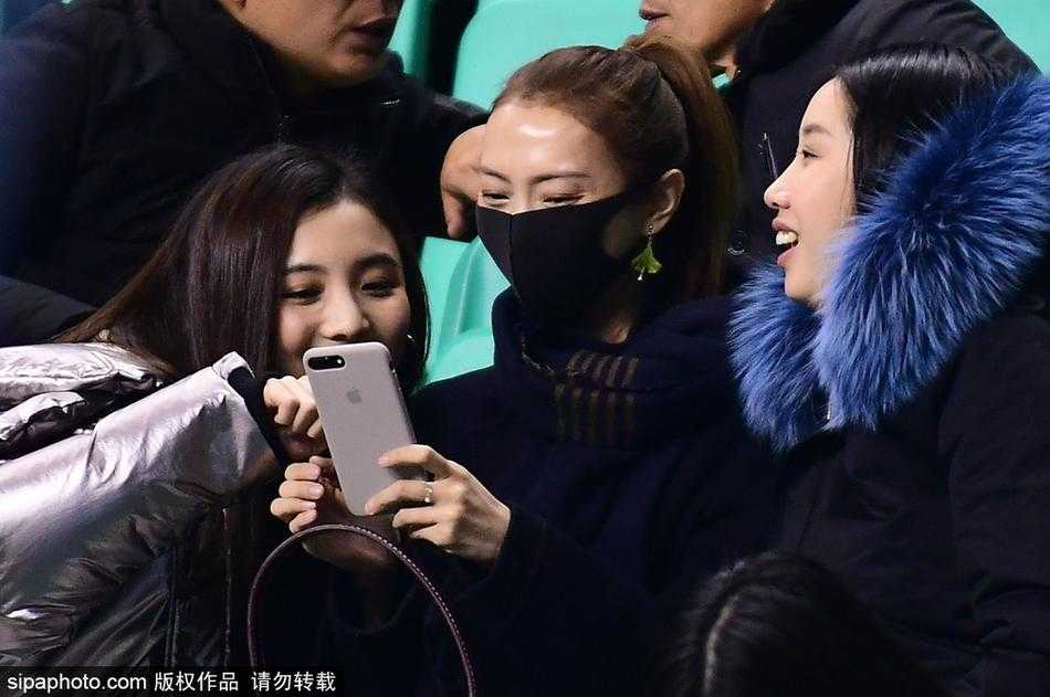 李晓旭爱妻领衔美女看台,铁汉柔情书写篮坛传奇 看台上的李旭神情专注,当李晓旭打进精彩进球时,她难掩激动之情起身鼓掌,美丽的脸庞上洋溢着自豪与喜悦。