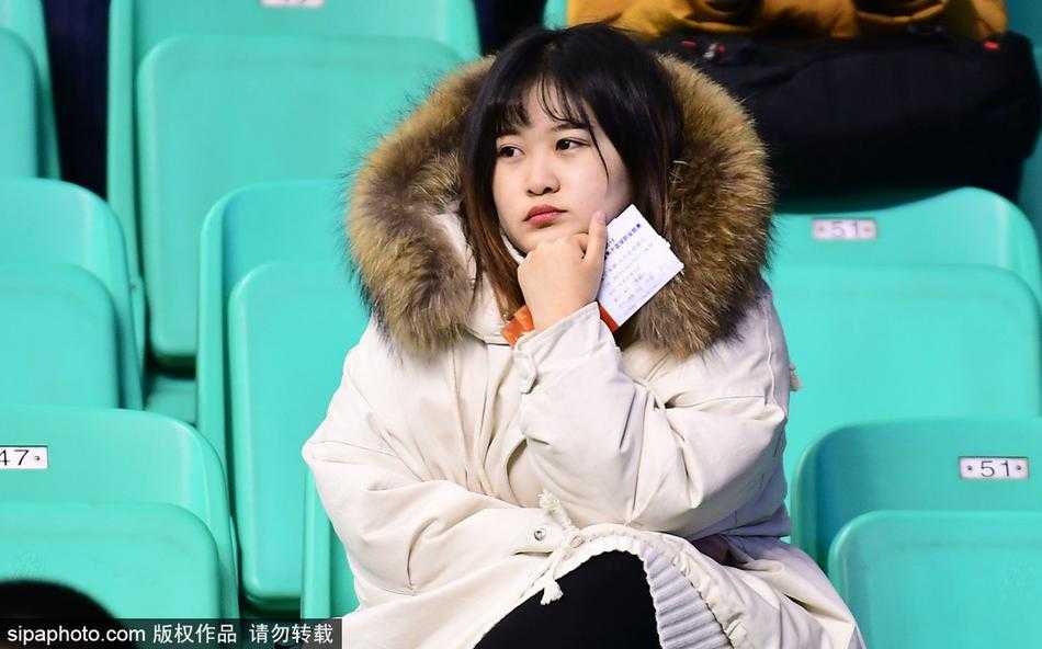 李晓旭爱妻领衔美女看台,铁汉柔情书写篮坛传奇 李旭和闺蜜们在看台上为辽宁队加油,她面露微笑,不时鼓掌,举手投足间散发出自信与温柔,成为激烈比赛旁一道柔和的风景线。